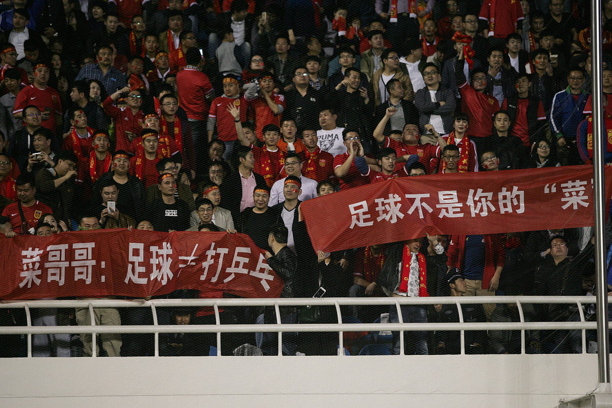 包含强强对抗：足球赛场上各队拼尽全力的词条