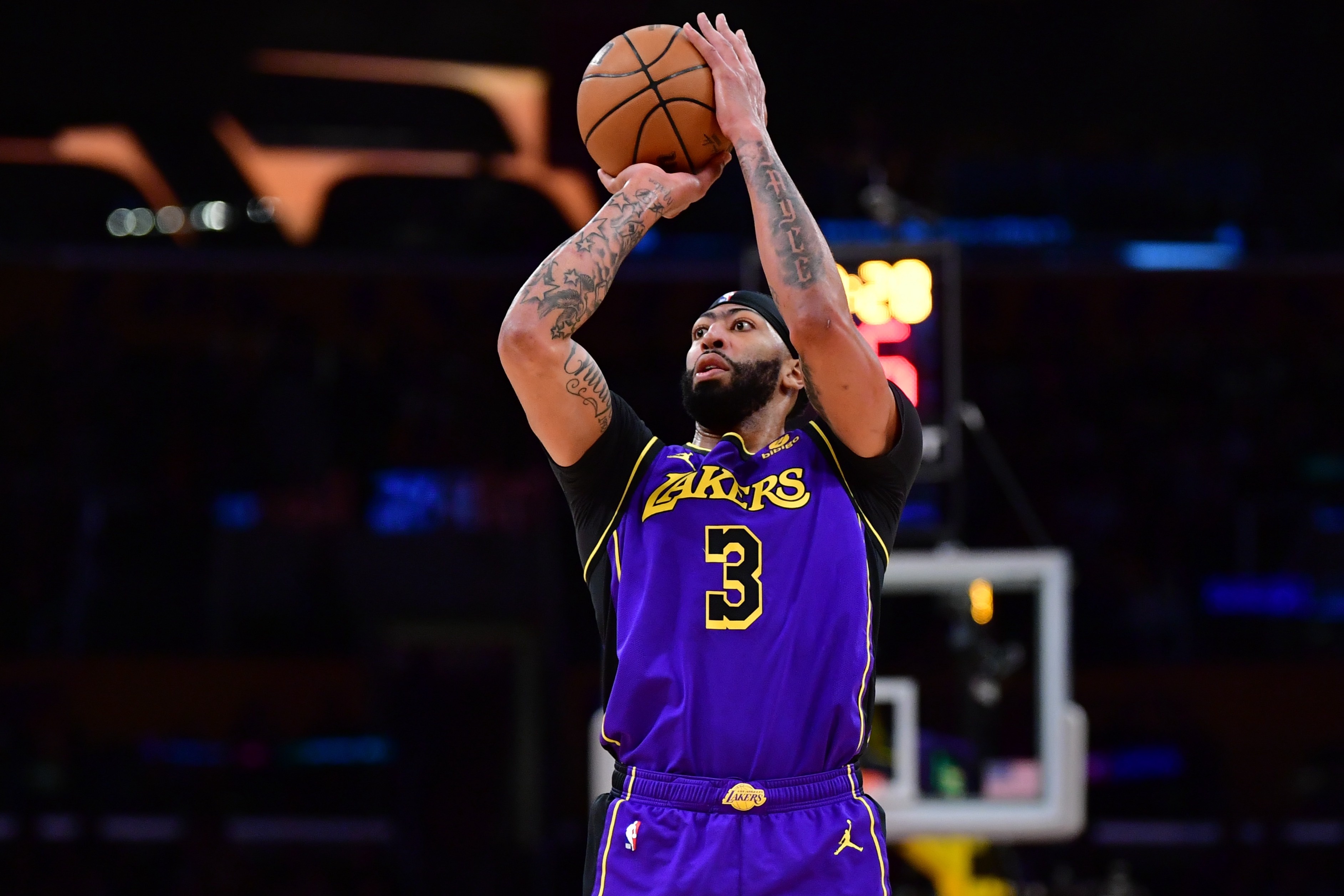 太阳队客场失利，湖人队主场全力击败对手