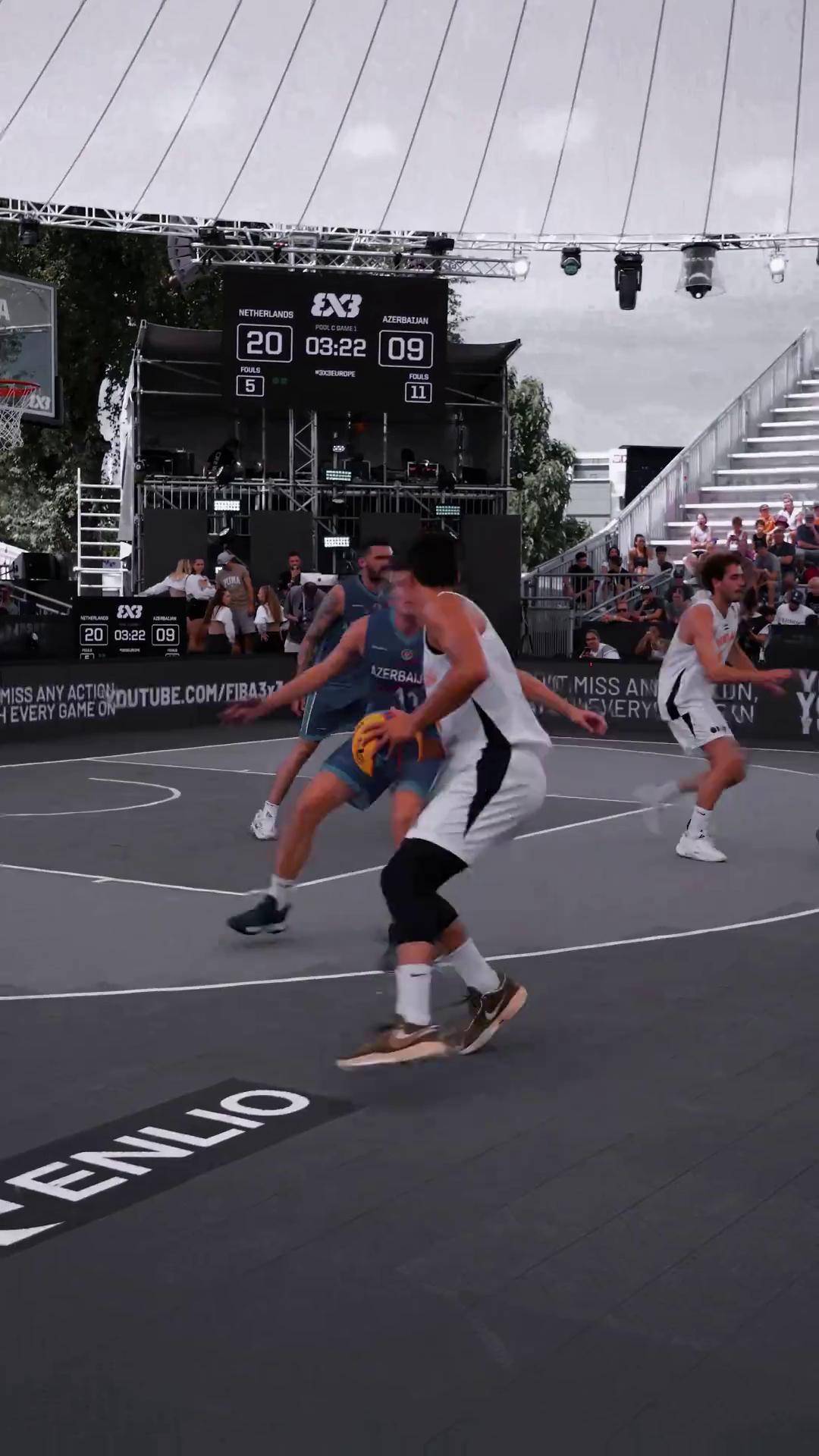 篮球赛场上的高难度扣篮精彩震撼