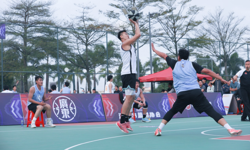 包含篮球联赛全面复赛，观众热情不减的词条