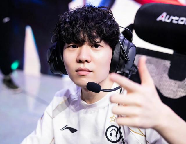 Rookie回归赛场，大胜首场状态亮眼，西班牙队观众沸腾！